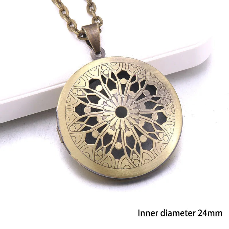 Heart Carved Flower stripe Locket Pendant Necklace Women Vintage Ancient Brass Opening Photo Box Jewelry Romantic Gift