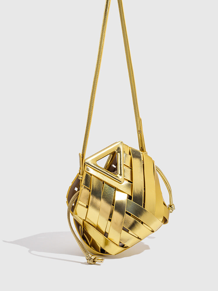B New Style Basket Bag Triangular Crossbody Magnetic Buckle Woven Hollow Women's Handbag Tote Bag Single Shoulder Crossbody Bucket Bag