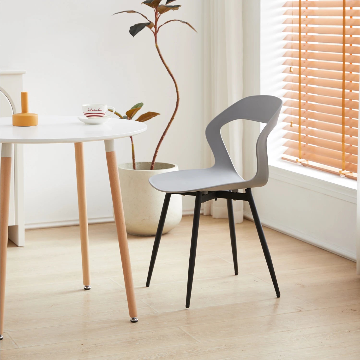 Set of 4 / 6 Scandinavia Dining Chairs for Dining Room Furniture Chair Nordic Designer Creative Household Backrest Chair