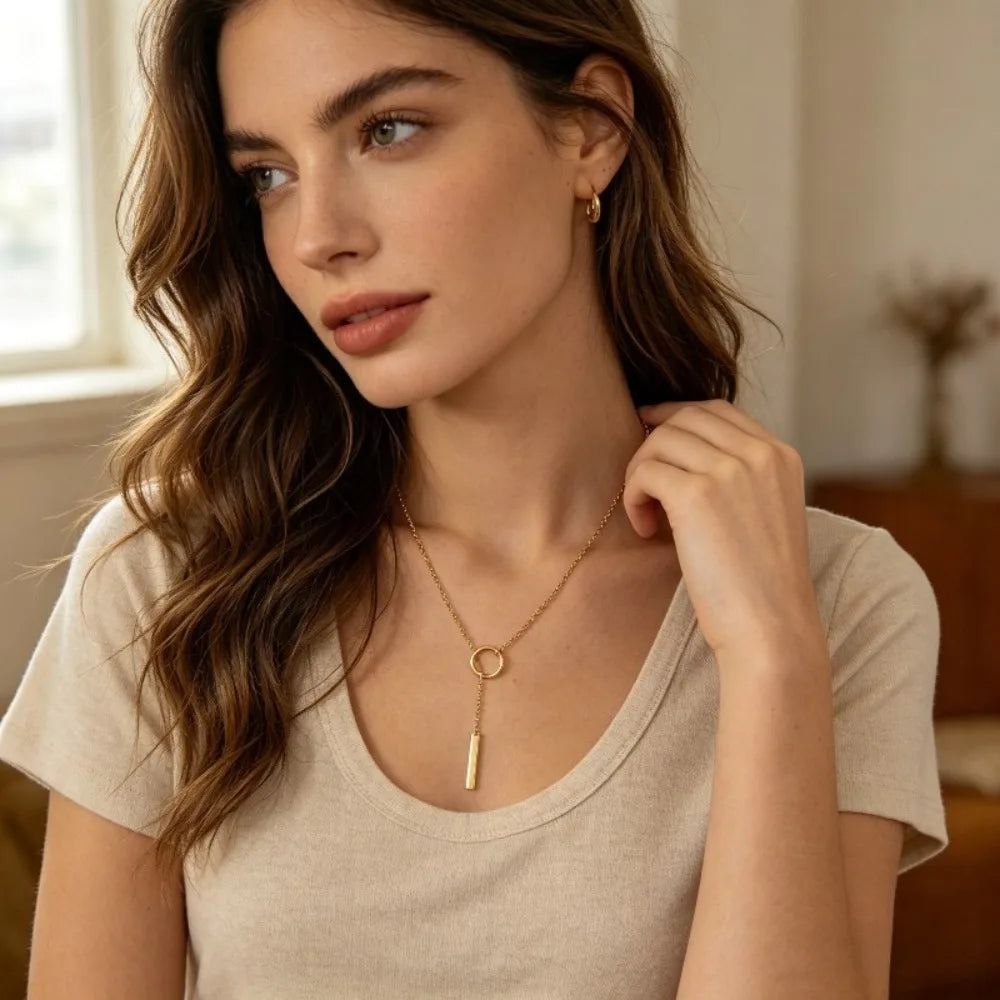 A Light Luxury Geometric Patchwork Gold Pendant Necklace, a Versatile Neck Accessory with a Vintage Casual Vibe, Featuring a Creative Combination of Round and Rectangular Shapes, with a Superior Texture and Texture Feel Easil