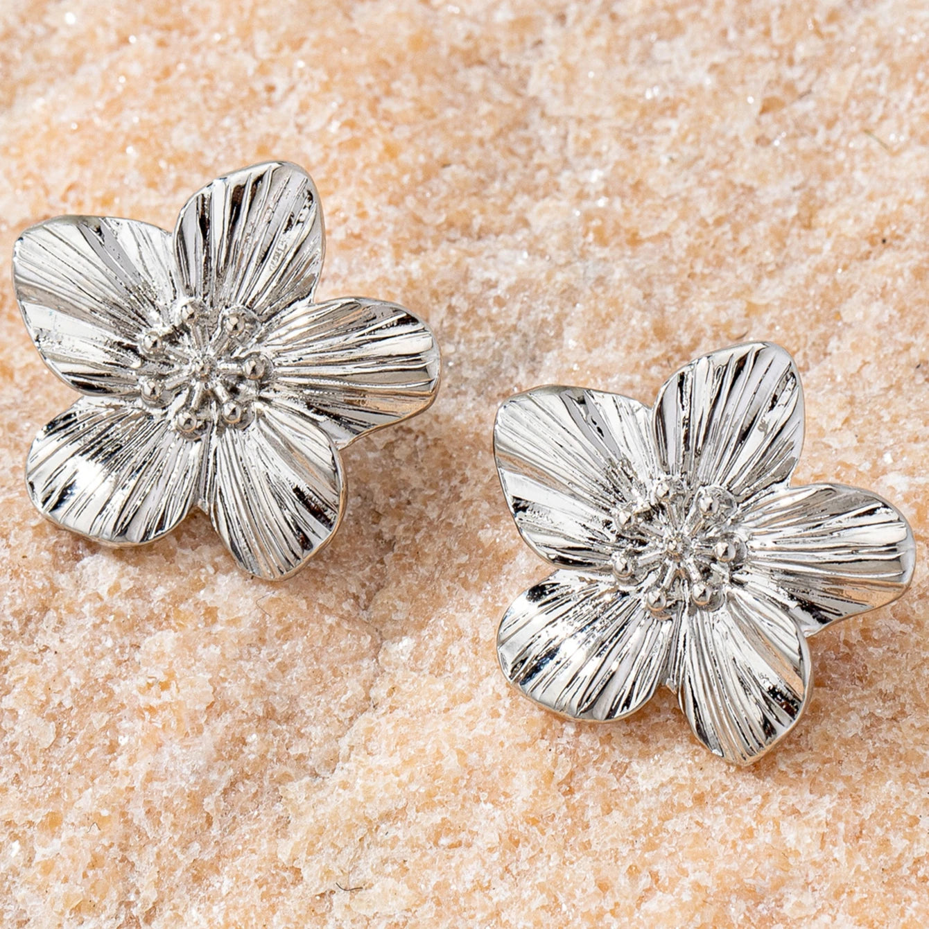 A Pair of Women's Flower Stud Earrings, Simple and Stylish Earrings Suitable for Daily Wear and Vacation Wear