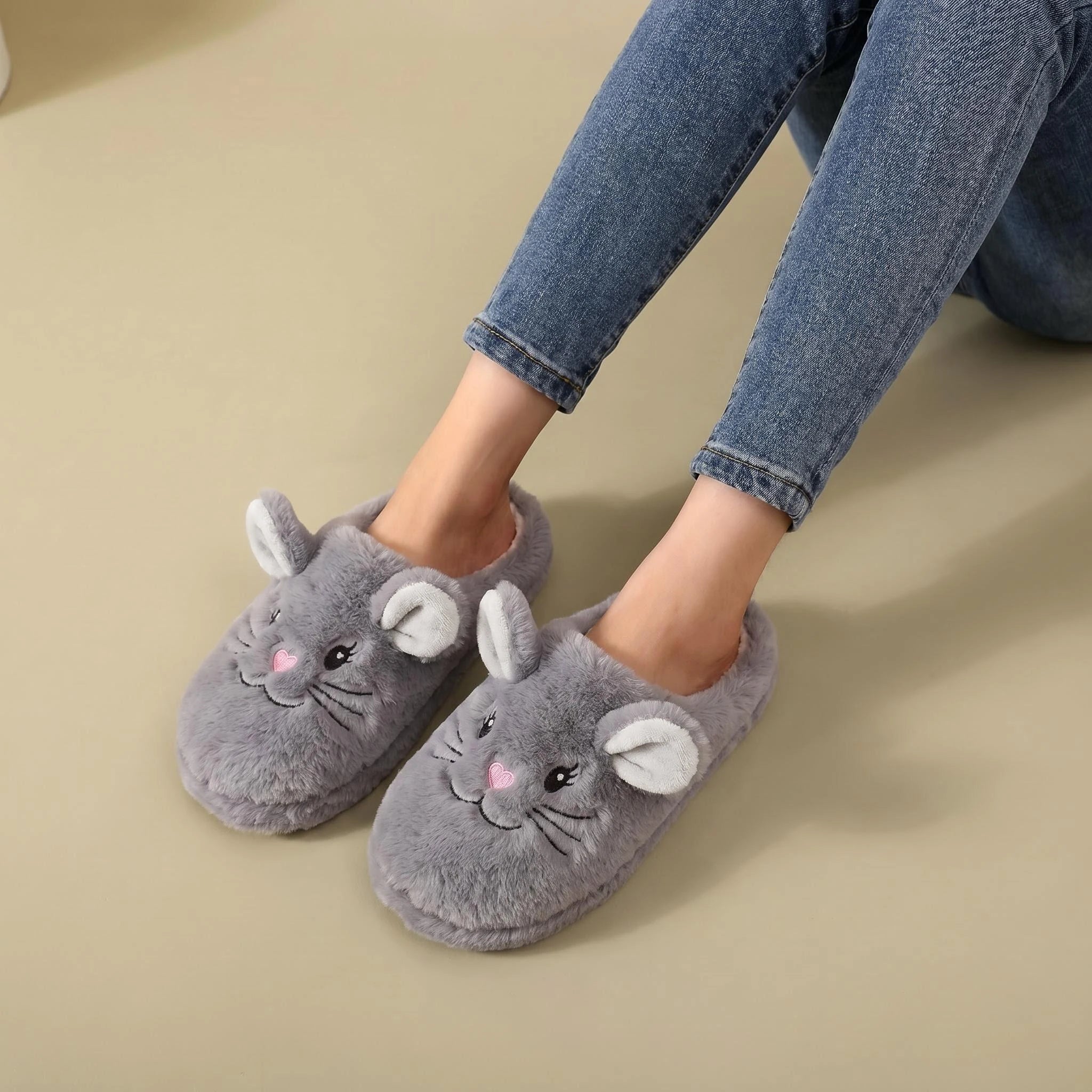 A Pair of Brown Plush Capybara Animal-Patterned Furry Home Slippers with Soft Soles, Comfortable and Warm, Non-Slip Indoor Slippers Suitable for Men and Women, Lightweight, Silent, and Comfortable Shoes, the Perfect Holiday G