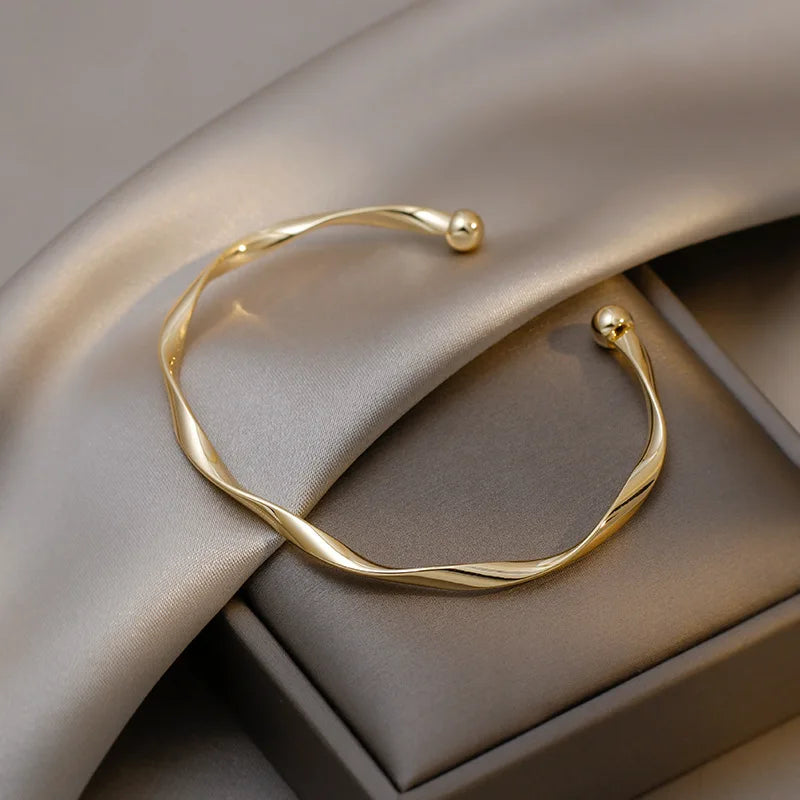 Golden Charm Bangles for Women Minimalism Fashion Twisted Couple Cuff Bracelet 2023 New Trendy Jewelry Girls Wedding Gift