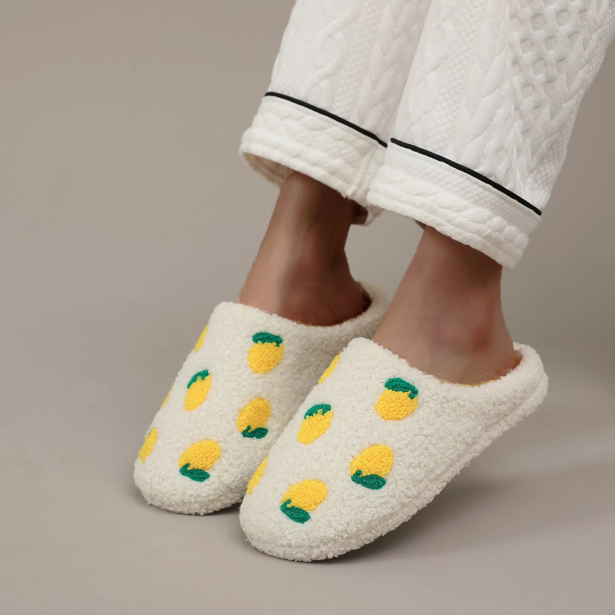 A Pair of Brown Plush Capybara Animal-Patterned Furry Home Slippers with Soft Soles, Comfortable and Warm, Non-Slip Indoor Slippers Suitable for Men and Women, Lightweight, Silent, and Comfortable Shoes, the Perfect Holiday G