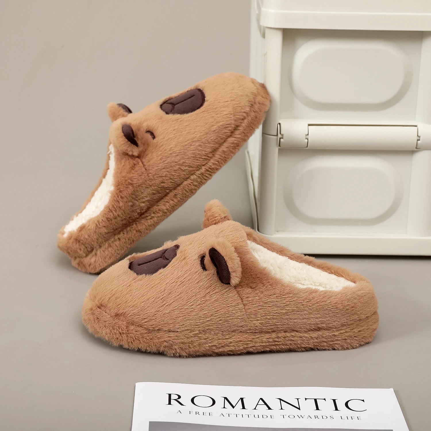 A Pair of Brown Plush Capybara Animal-Patterned Furry Home Slippers with Soft Soles, Comfortable and Warm, Non-Slip Indoor Slippers Suitable for Men and Women, Lightweight, Silent, and Comfortable Shoes, the Perfect Holiday G