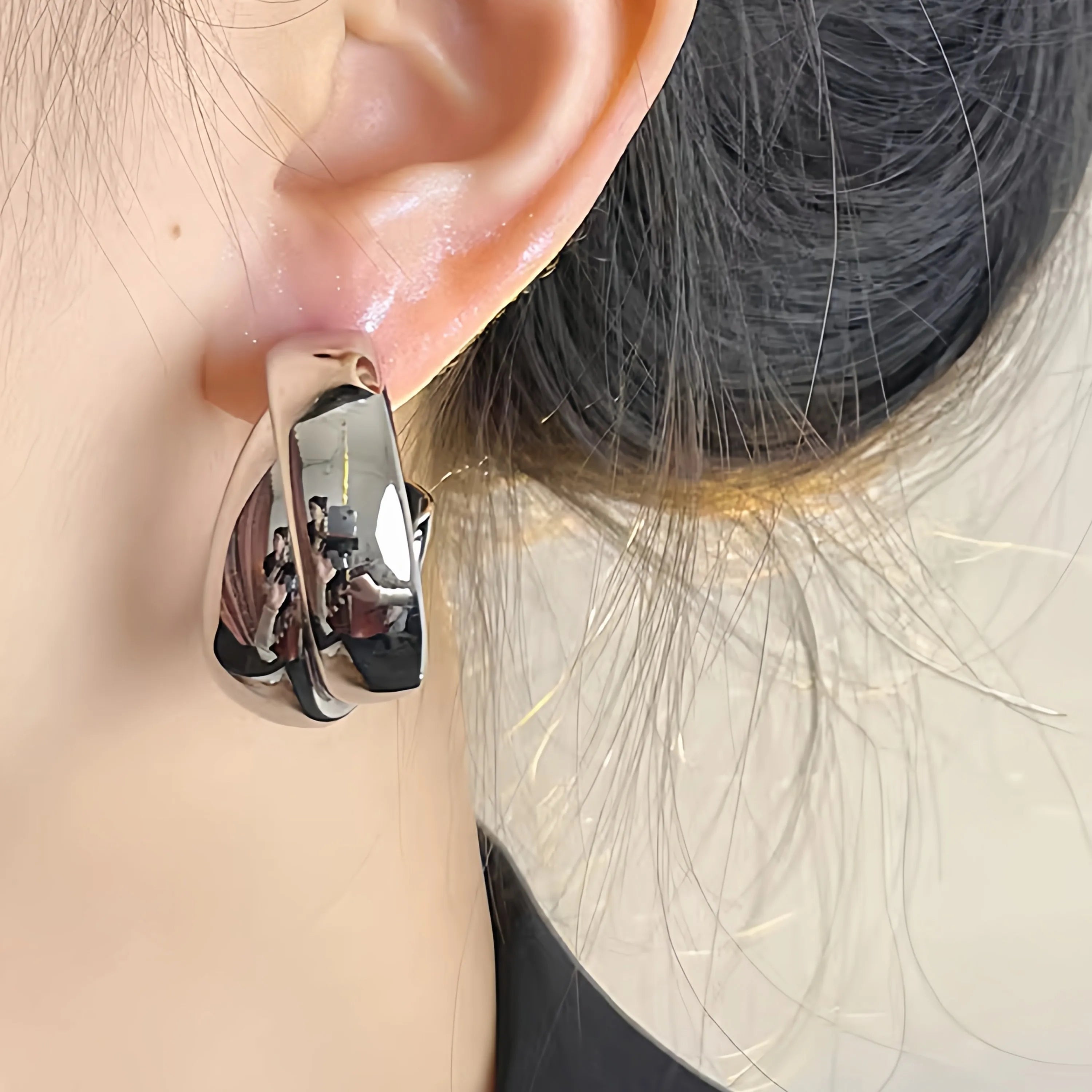 2026 Trendy Gold Crisscross Wide Hoop Clip-On Earrings for Non-Pierced Ears Minimalist Chunky C-Shaped Luxury Statement Jewelry