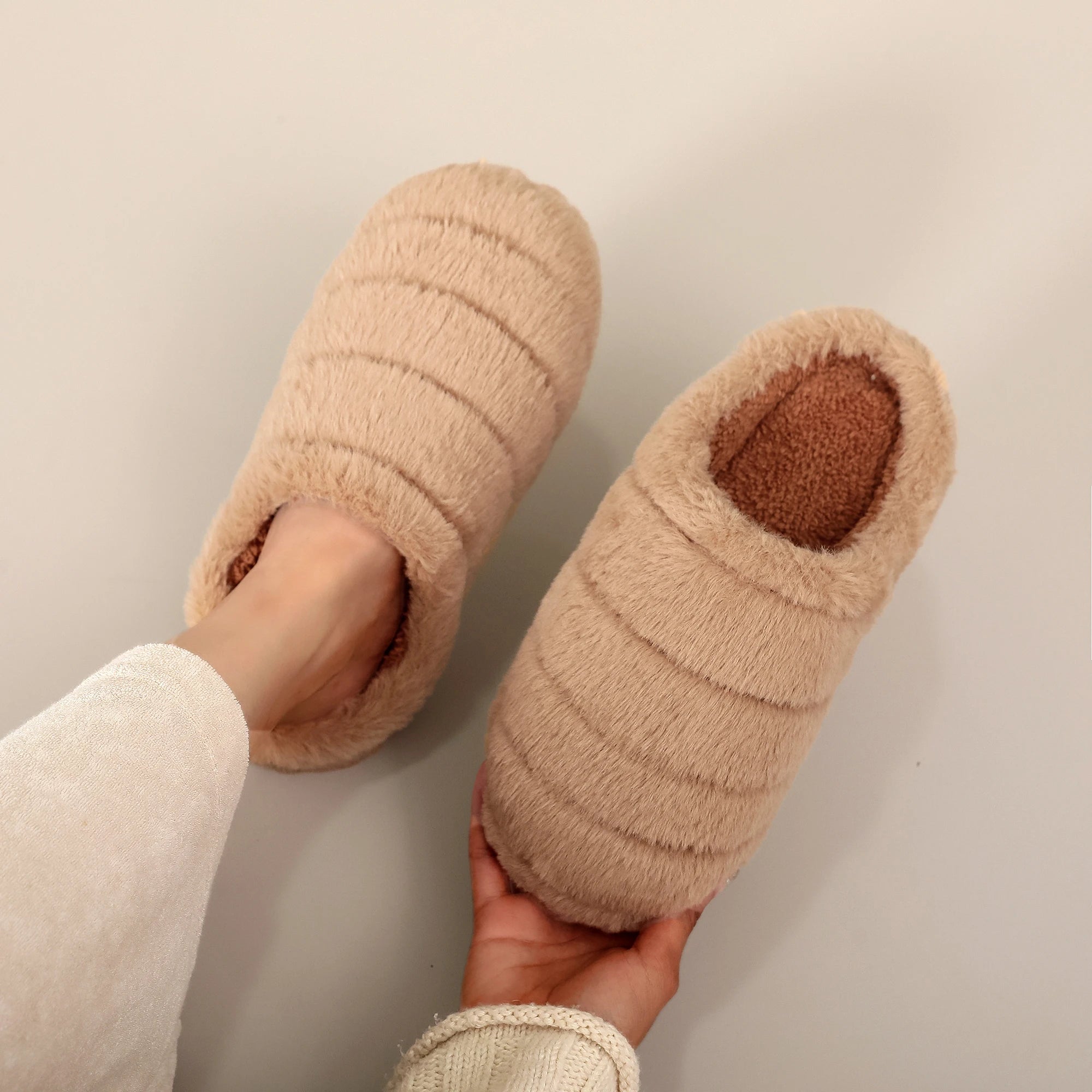 A Pair of Brown Plush Capybara Animal-Patterned Furry Home Slippers with Soft Soles, Comfortable and Warm, Non-Slip Indoor Slippers Suitable for Men and Women, Lightweight, Silent, and Comfortable Shoes, the Perfect Holiday G