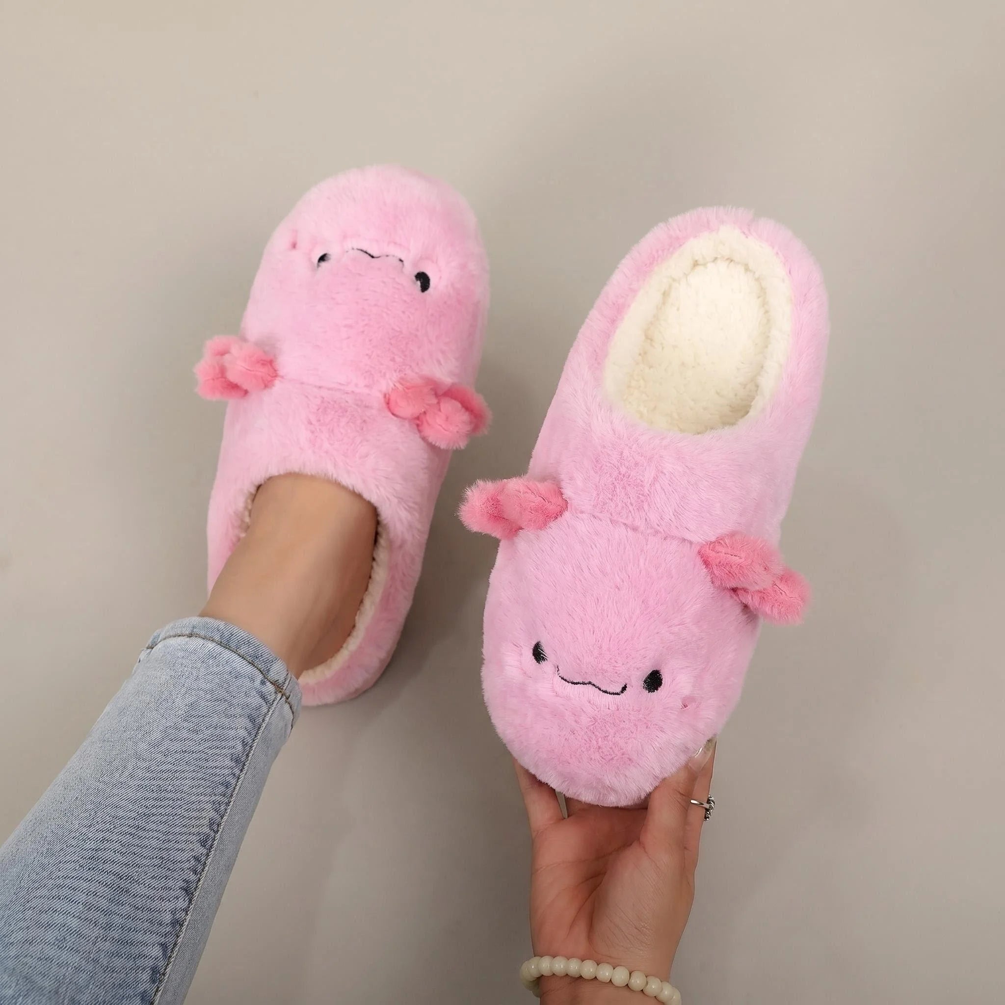 A Pair of Brown Plush Capybara Animal-Patterned Furry Home Slippers with Soft Soles, Comfortable and Warm, Non-Slip Indoor Slippers Suitable for Men and Women, Lightweight, Silent, and Comfortable Shoes, the Perfect Holiday G