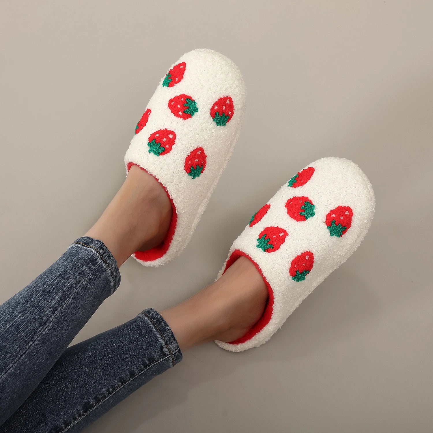 A Pair of Brown Plush Capybara Animal-Patterned Furry Home Slippers with Soft Soles, Comfortable and Warm, Non-Slip Indoor Slippers Suitable for Men and Women, Lightweight, Silent, and Comfortable Shoes, the Perfect Holiday G