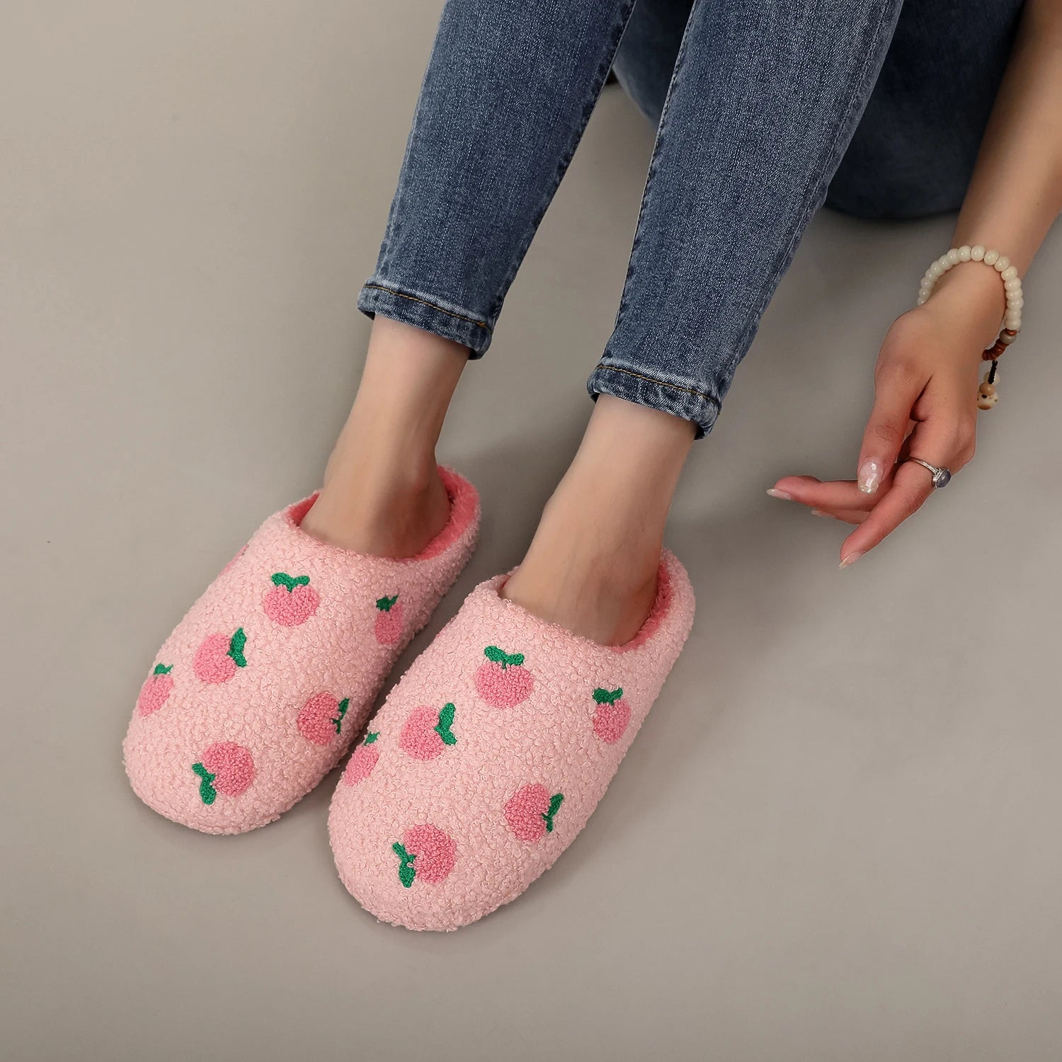 A Pair of Brown Plush Capybara Animal-Patterned Furry Home Slippers with Soft Soles, Comfortable and Warm, Non-Slip Indoor Slippers Suitable for Men and Women, Lightweight, Silent, and Comfortable Shoes, the Perfect Holiday G