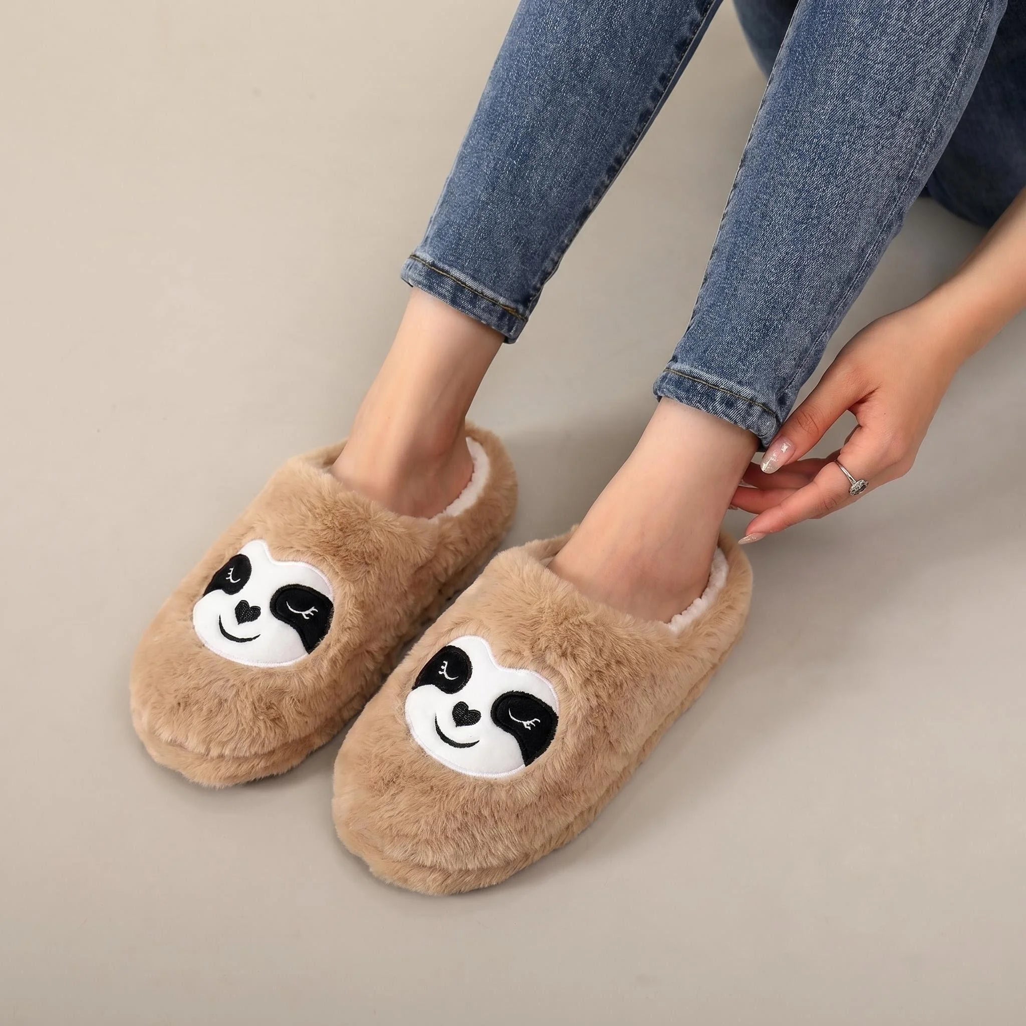 A Pair of Brown Plush Capybara Animal-Patterned Furry Home Slippers with Soft Soles, Comfortable and Warm, Non-Slip Indoor Slippers Suitable for Men and Women, Lightweight, Silent, and Comfortable Shoes, the Perfect Holiday G