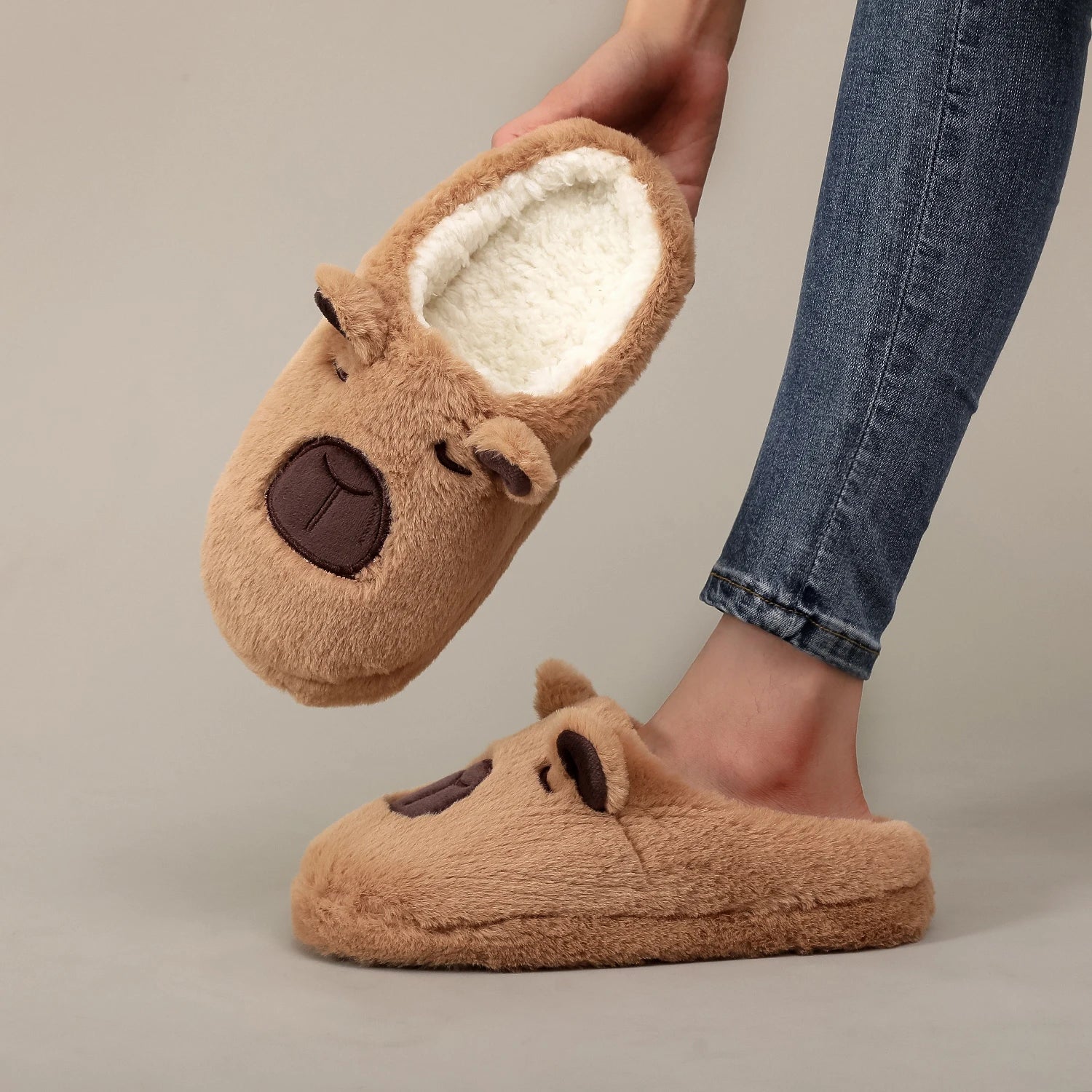 A Pair of Brown Plush Capybara Animal-Patterned Furry Home Slippers with Soft Soles, Comfortable and Warm, Non-Slip Indoor Slippers Suitable for Men and Women, Lightweight, Silent, and Comfortable Shoes, the Perfect Holiday G