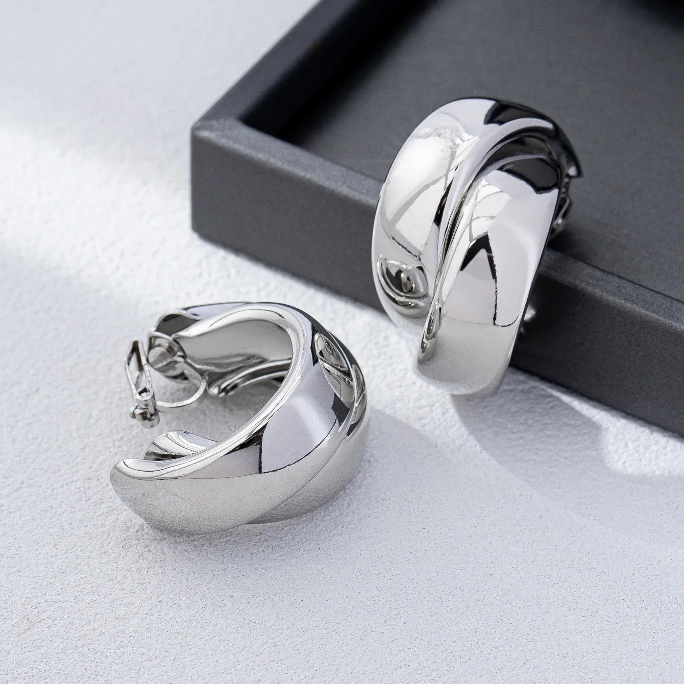 2026 Trendy Gold Crisscross Wide Hoop Clip-On Earrings for Non-Pierced Ears Minimalist Chunky C-Shaped Luxury Statement Jewelry