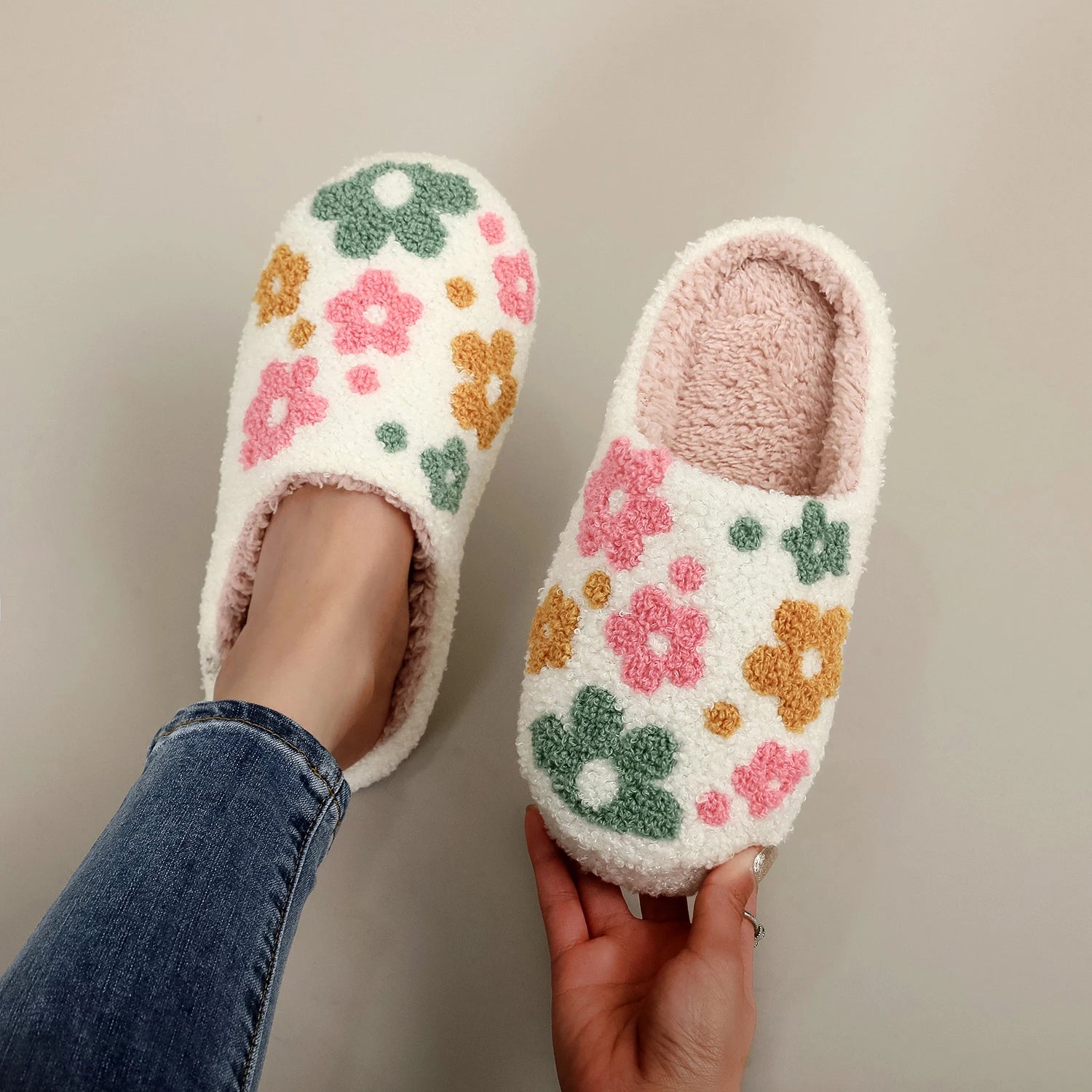 A Pair of Brown Plush Capybara Animal-Patterned Furry Home Slippers with Soft Soles, Comfortable and Warm, Non-Slip Indoor Slippers Suitable for Men and Women, Lightweight, Silent, and Comfortable Shoes, the Perfect Holiday G