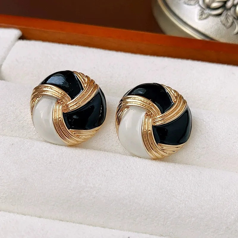 Vintage Medieval Luxury Rhinestone-set Oval Clip on Earrings Non Pierced for Women Retro White Geometric Pearl Ears Clip Jewelry