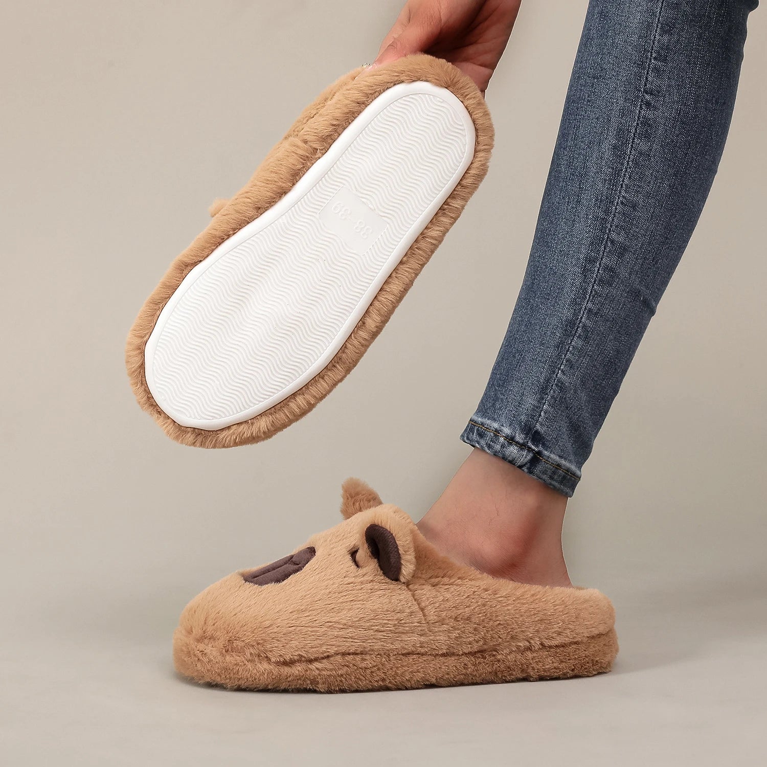 A Pair of Brown Plush Capybara Animal-Patterned Furry Home Slippers with Soft Soles, Comfortable and Warm, Non-Slip Indoor Slippers Suitable for Men and Women, Lightweight, Silent, and Comfortable Shoes, the Perfect Holiday G