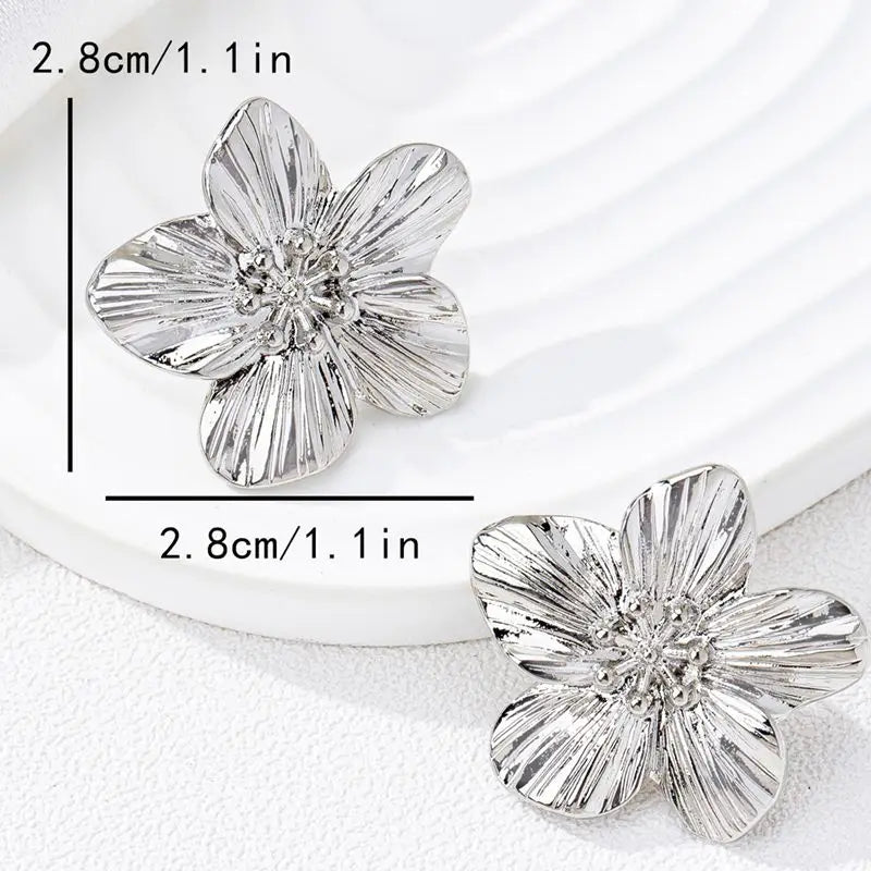 A Pair of Women's Flower Stud Earrings, Simple and Stylish Earrings Suitable for Daily Wear and Vacation Wear