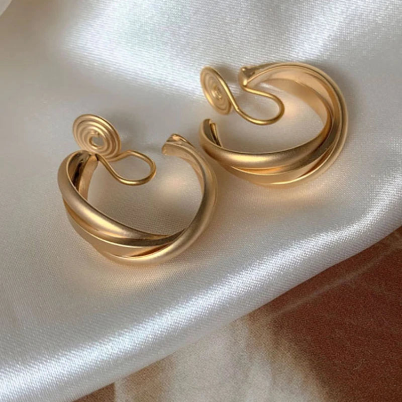 2026 Trendy Gold Crisscross Wide Hoop Clip-On Earrings for Non-Pierced Ears Minimalist Chunky C-Shaped Luxury Statement Jewelry