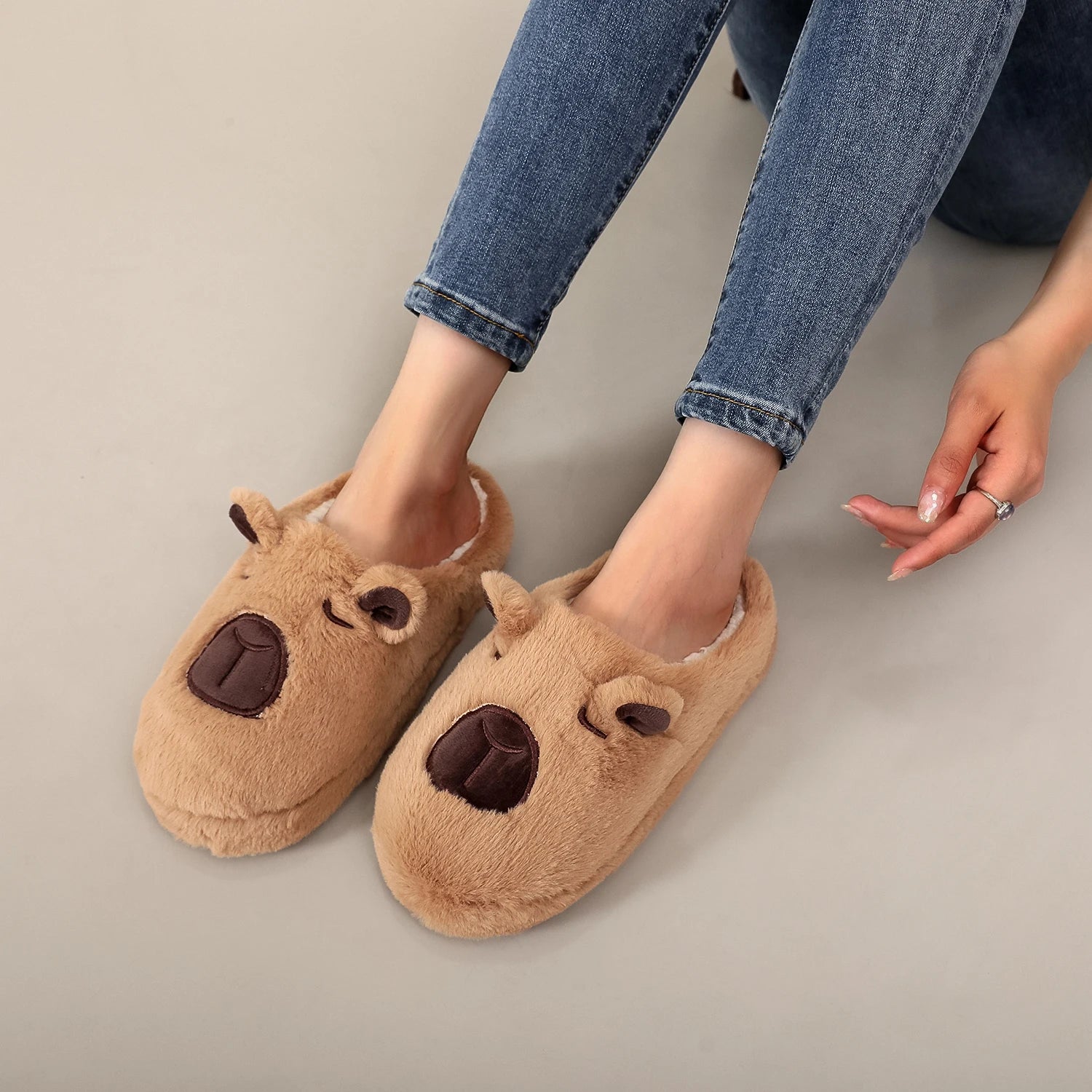 A Pair of Brown Plush Capybara Animal-Patterned Furry Home Slippers with Soft Soles, Comfortable and Warm, Non-Slip Indoor Slippers Suitable for Men and Women, Lightweight, Silent, and Comfortable Shoes, the Perfect Holiday G