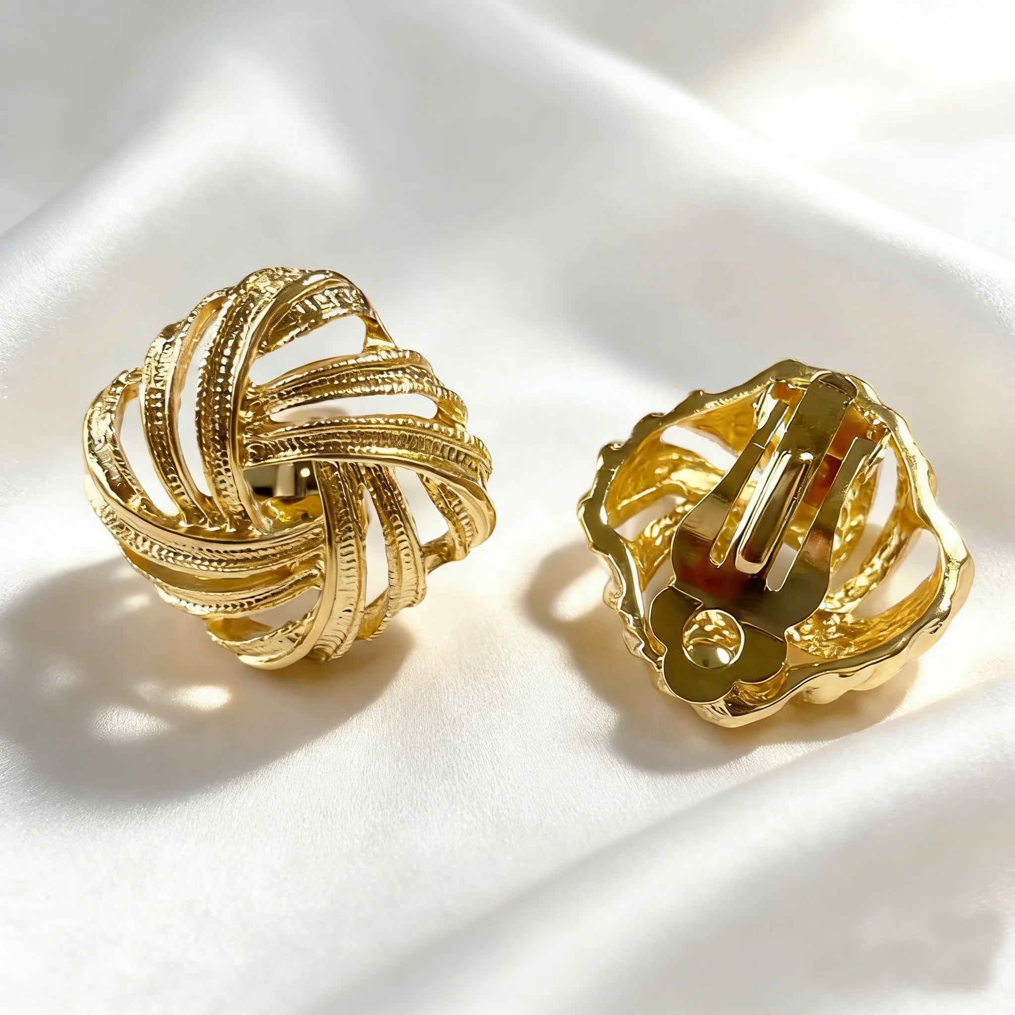 2026 Trendy Gold Crisscross Wide Hoop Clip-On Earrings for Non-Pierced Ears Minimalist Chunky C-Shaped Luxury Statement Jewelry