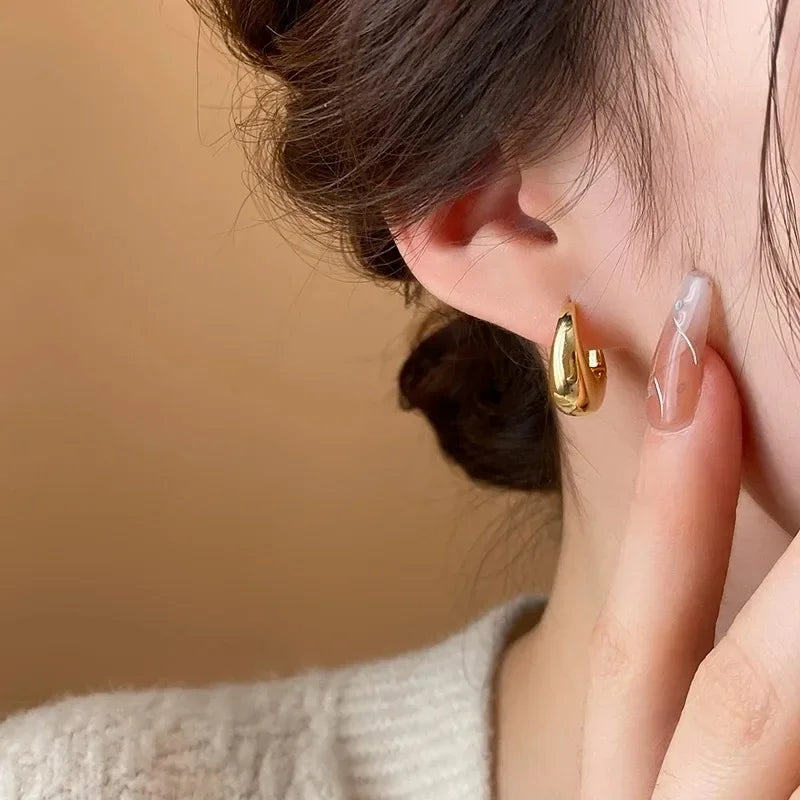 Punk Oval Hoop Earrings with Geometric Ear Buckle Minimalist U-Shaped Design for Daily Wear Fashionable Metal Accessory