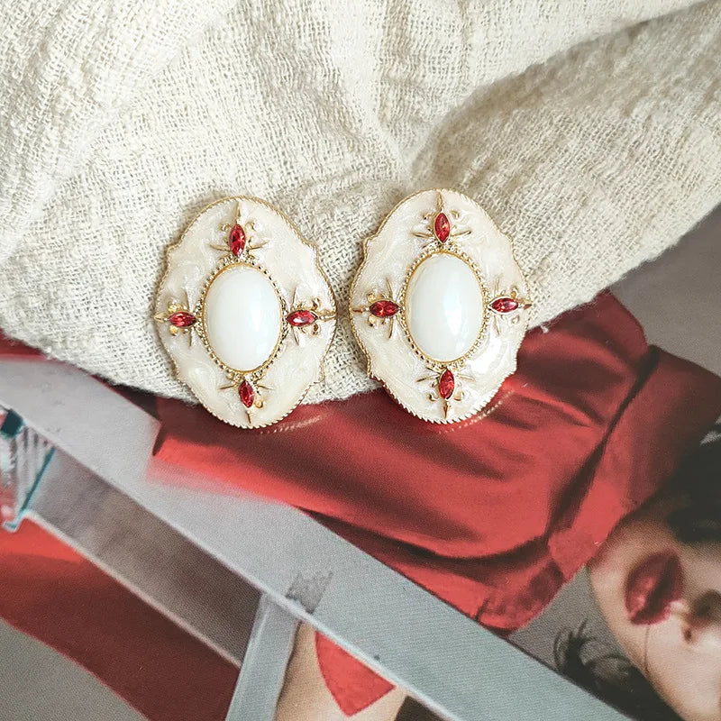 Vintage Medieval Luxury Rhinestone-set Oval Clip on Earrings Non Pierced for Women Retro White Geometric Pearl Ears Clip Jewelry