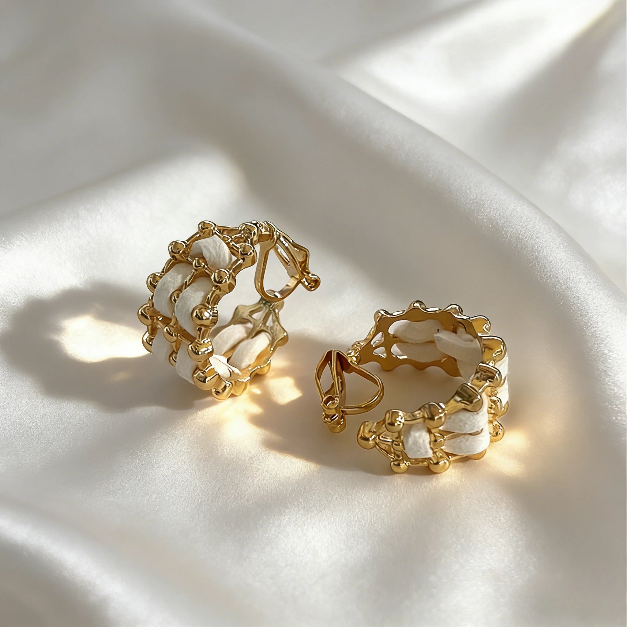 2026 Trendy Gold Crisscross Wide Hoop Clip-On Earrings for Non-Pierced Ears Minimalist Chunky C-Shaped Luxury Statement Jewelry