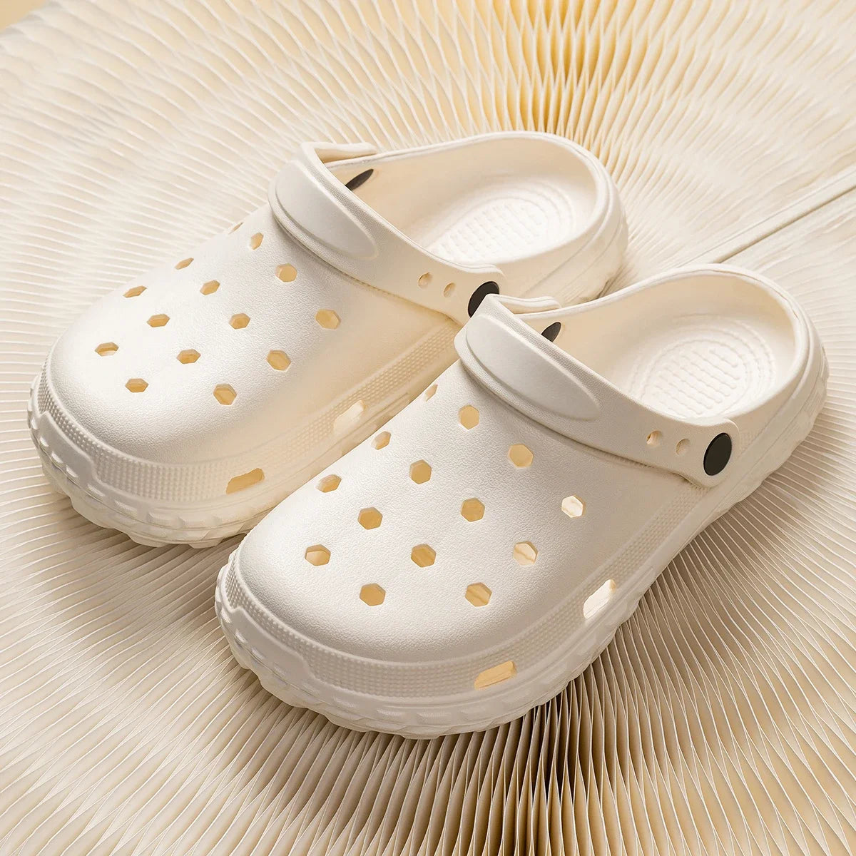 2026 Women and Men's Hole Shoes Summer Non-Slip Outdoor Sandals Closed Toe Shit Feeling Beach Slippers Thick Bottom Soft Bottom