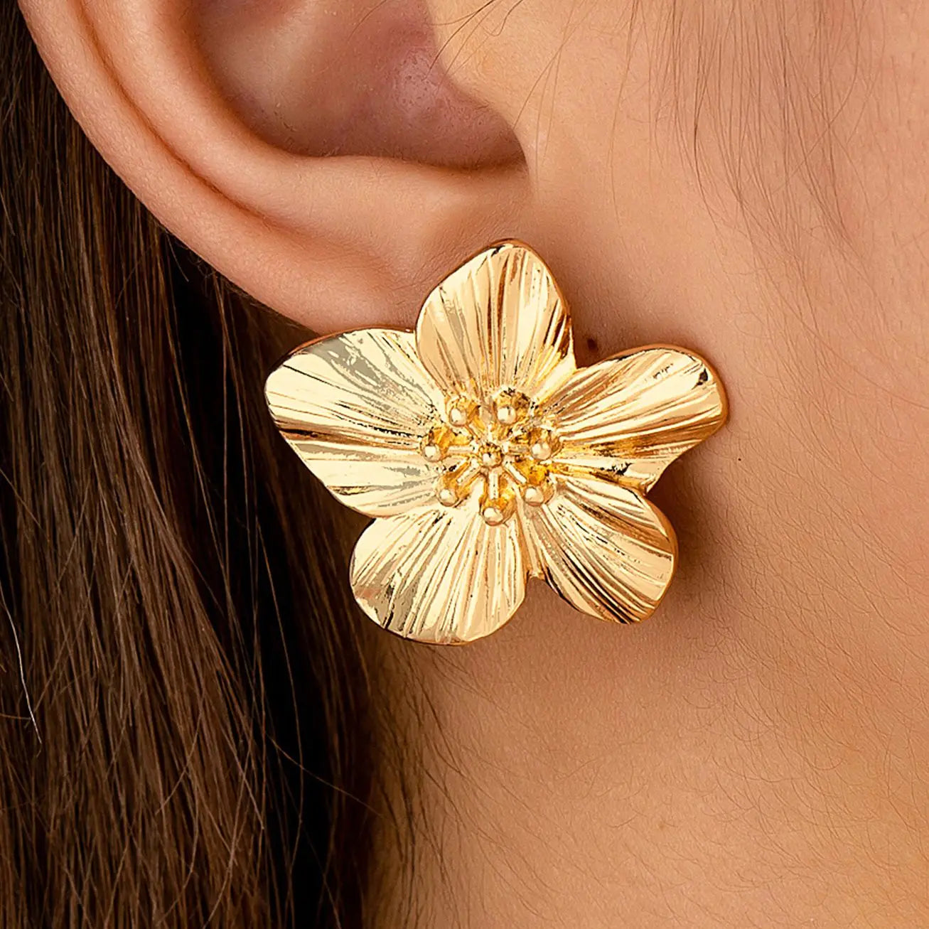 A Pair of Women's Flower Stud Earrings, Simple and Stylish Earrings Suitable for Daily Wear and Vacation Wear