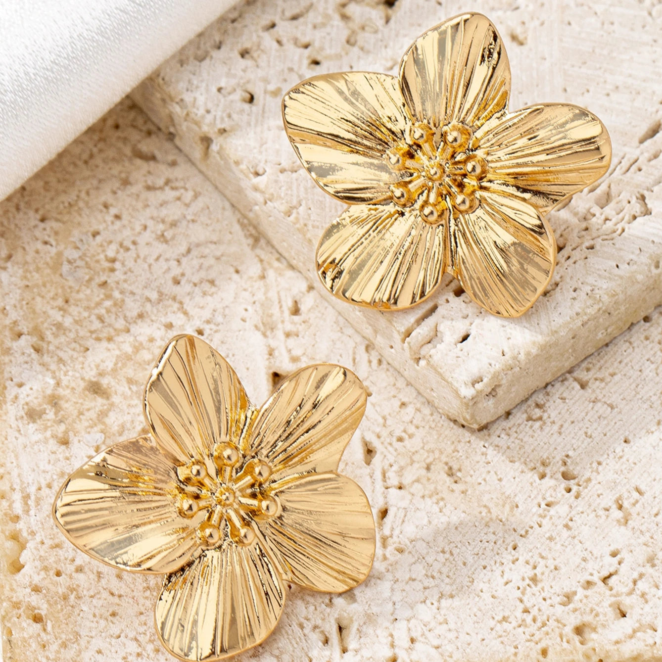 A Pair of Women's Flower Stud Earrings, Simple and Stylish Earrings Suitable for Daily Wear and Vacation Wear