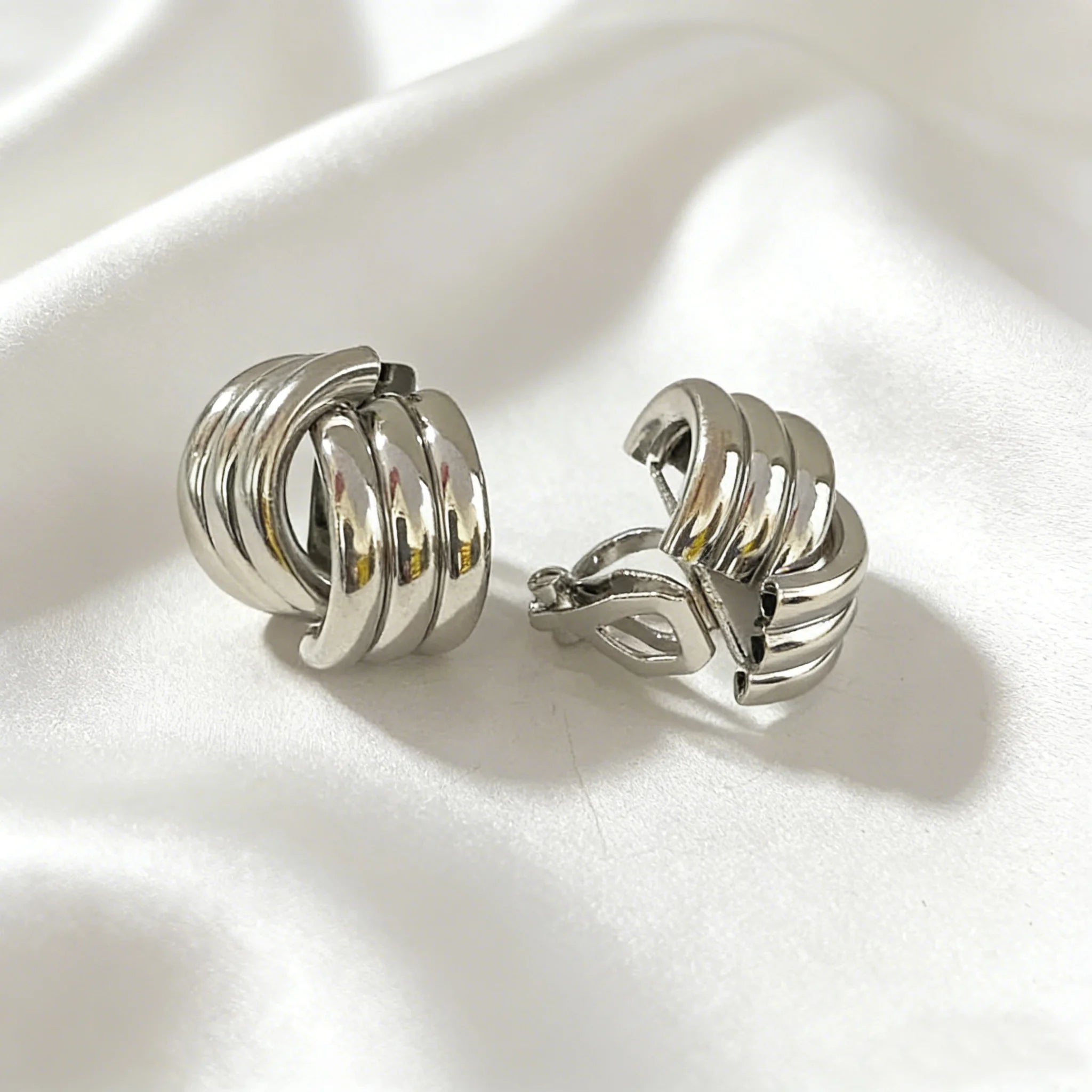 2026 Trendy Gold Crisscross Wide Hoop Clip-On Earrings for Non-Pierced Ears Minimalist Chunky C-Shaped Luxury Statement Jewelry
