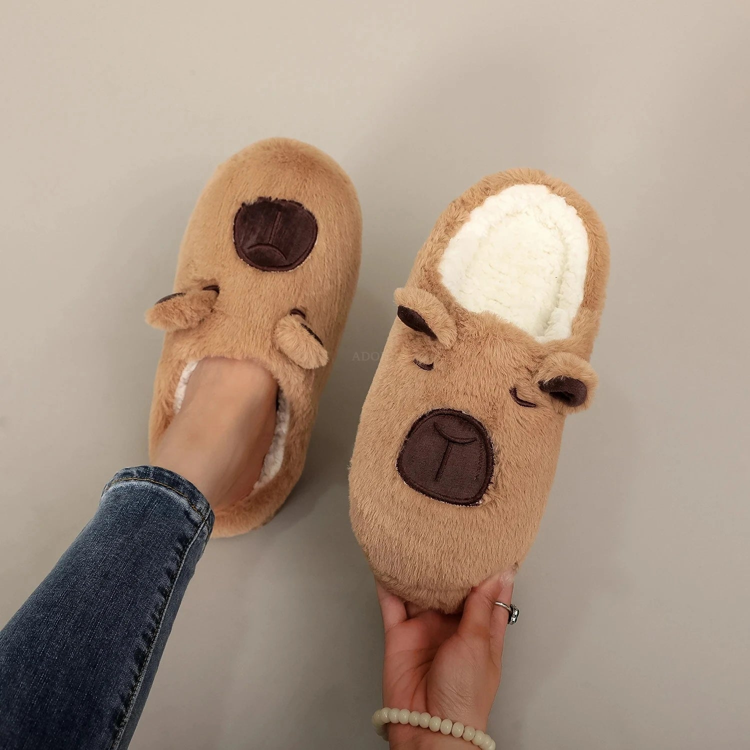 A Pair of Brown Plush Kapibara Animal Patterns,Comfortable Furry Slippers for Men and Women, Lightweight, Comfortable Shoes