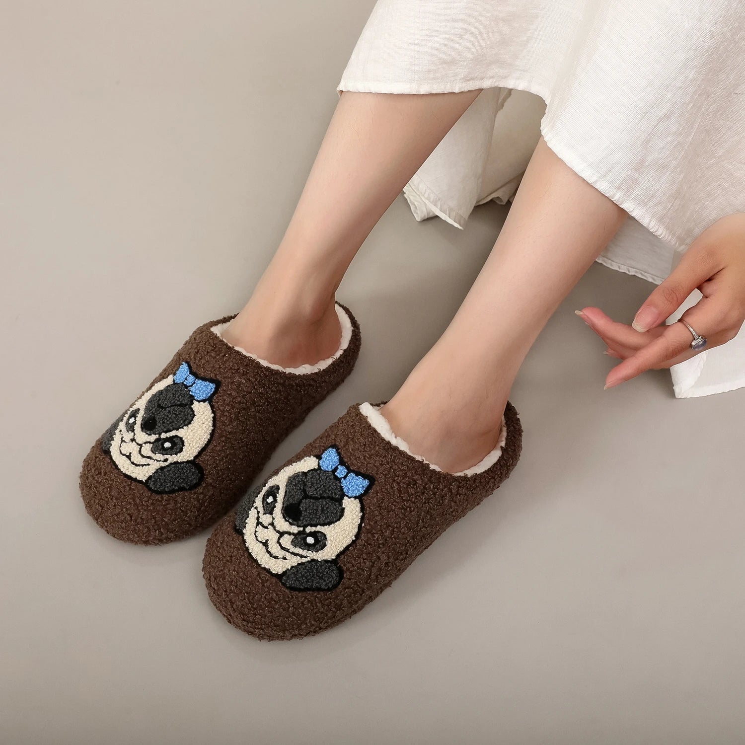 A Pair of Brown Plush Capybara Animal-Patterned Furry Home Slippers with Soft Soles, Comfortable and Warm, Non-Slip Indoor Slippers Suitable for Men and Women, Lightweight, Silent, and Comfortable Shoes, the Perfect Holiday G