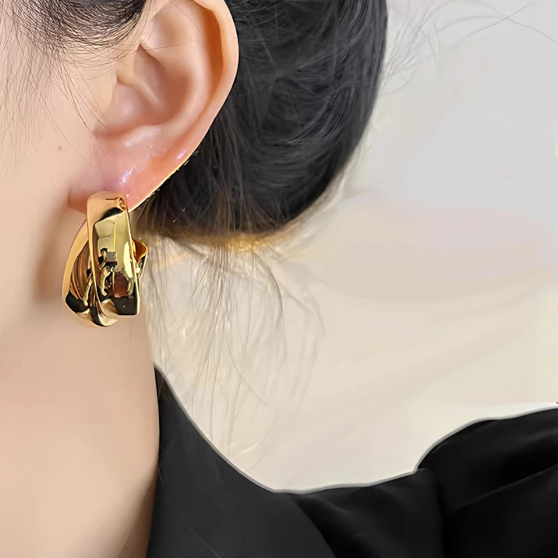2026 Trendy Gold Crisscross Wide Hoop Clip-On Earrings for Non-Pierced Ears Minimalist Chunky C-Shaped Luxury Statement Jewelry