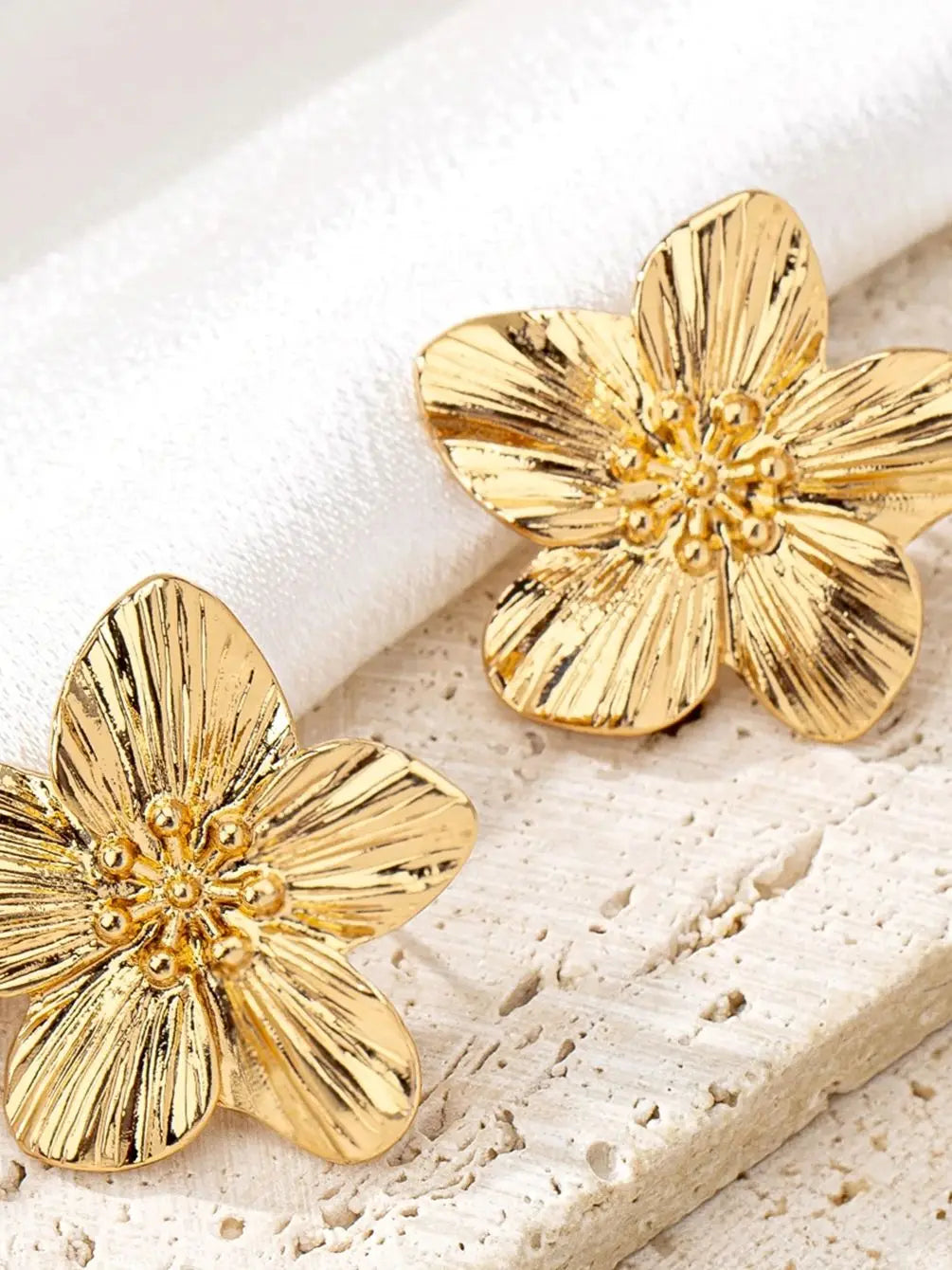A Pair of Women's Flower Stud Earrings, Simple and Stylish Earrings Suitable for Daily Wear and Vacation Wear