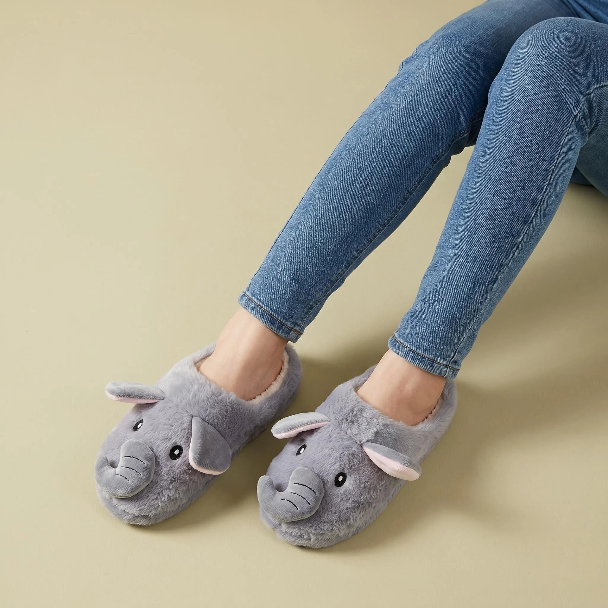 A Pair of Brown Plush Capybara Animal-Patterned Furry Home Slippers with Soft Soles, Comfortable and Warm, Non-Slip Indoor Slippers Suitable for Men and Women, Lightweight, Silent, and Comfortable Shoes, the Perfect Holiday G