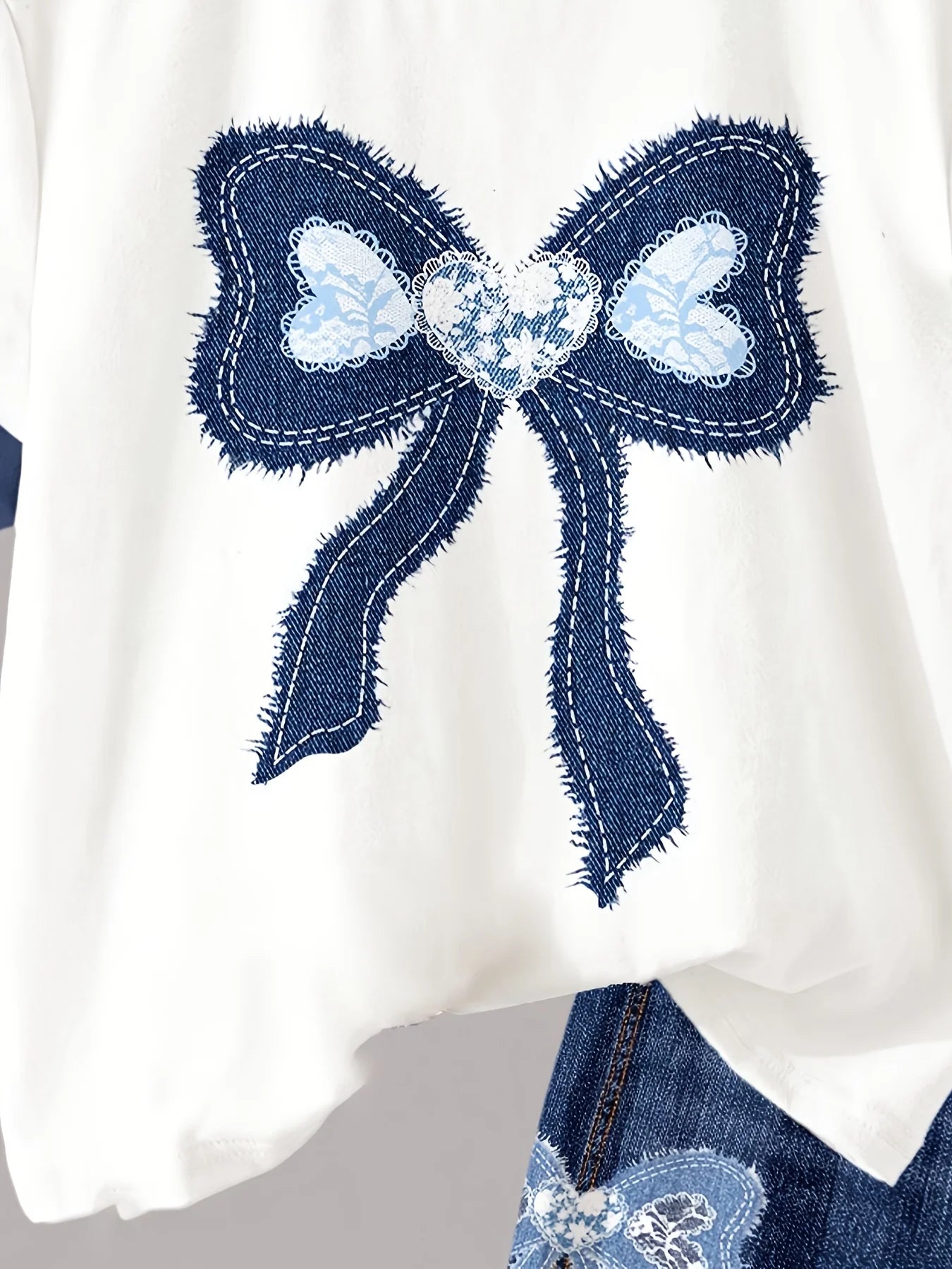 Girls' Casual Short-Sleeved Outfit, Girls' Short-Sleeved T-Shirt with Bow Pattern Print Paired with High-Waisted Elastic Faux Denim Shorts Two-Piece Set, Suitable for Children Aged 8-12, for Summer, Home, School, Outings, and