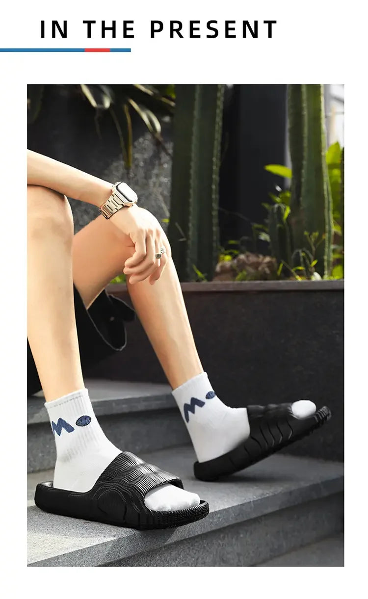 Man Fashion Sandals Solid Beach Slippers Summer Non Slip Sandals Soft Unisex Slides Women Luxury Outdoor Ultralight Shoes