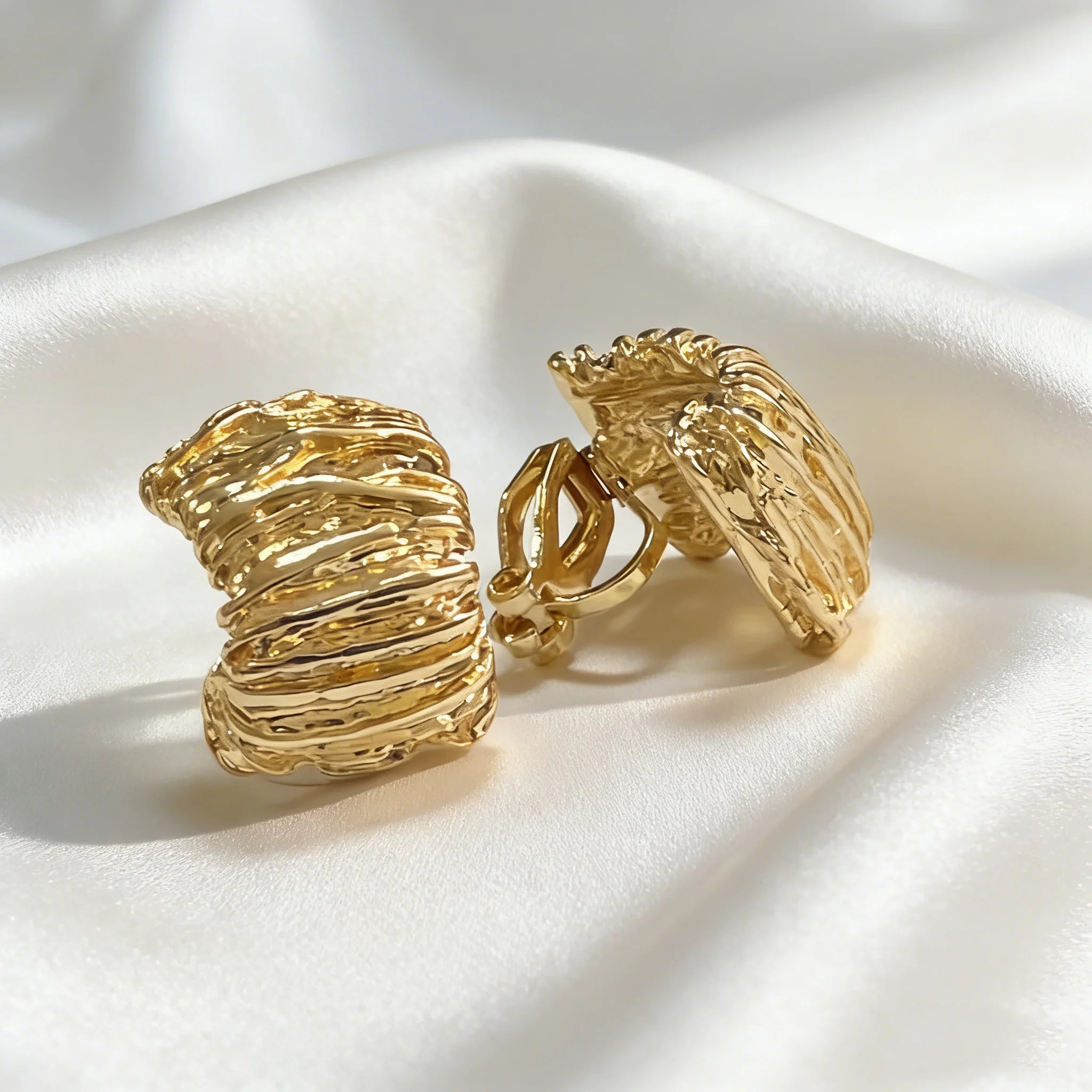 2026 Trendy Gold Crisscross Wide Hoop Clip-On Earrings for Non-Pierced Ears Minimalist Chunky C-Shaped Luxury Statement Jewelry