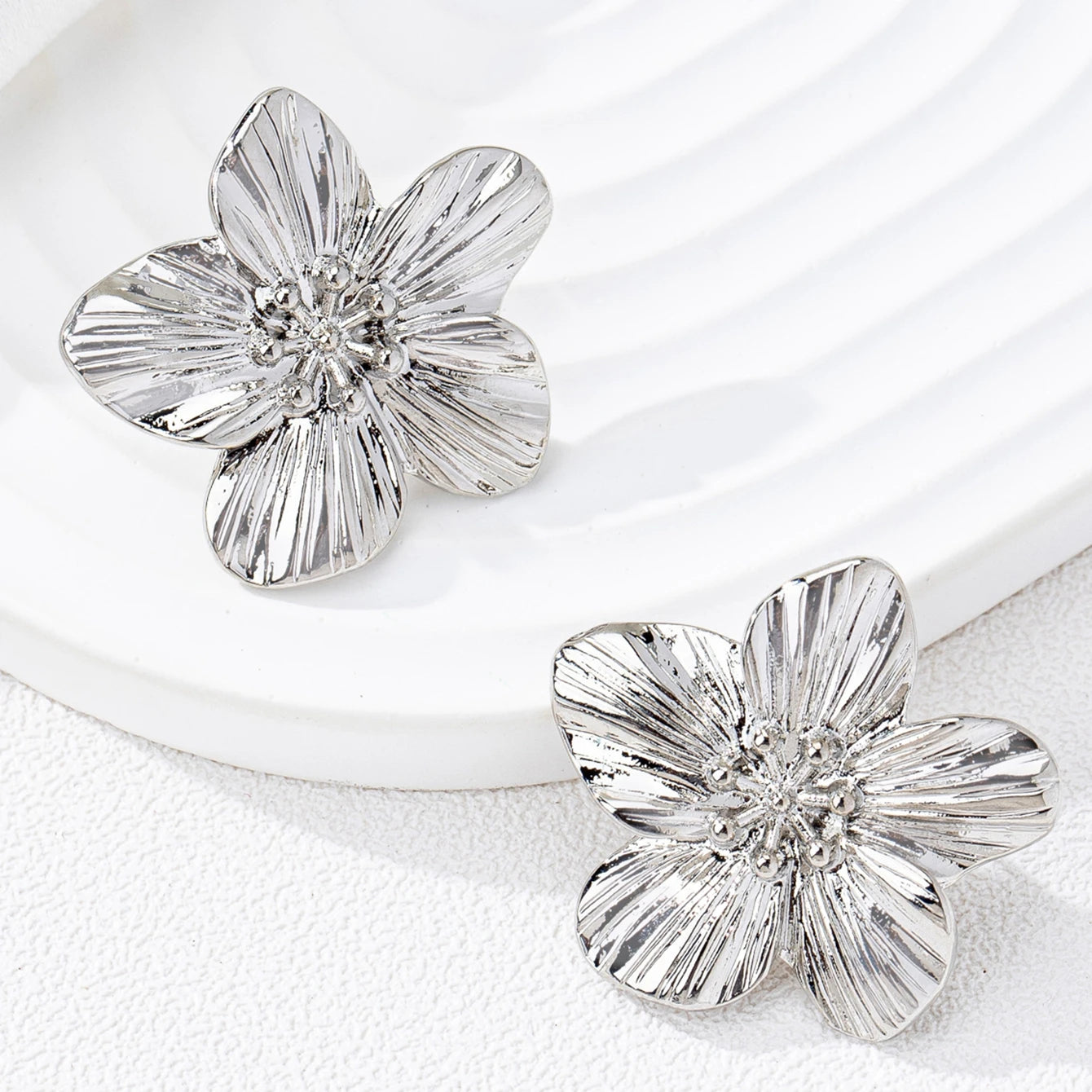 A Pair of Women's Flower Stud Earrings, Simple and Stylish Earrings Suitable for Daily Wear and Vacation Wear