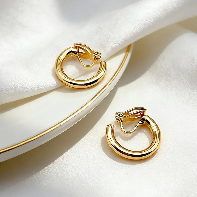 2026 Trendy Gold Crisscross Wide Hoop Clip-On Earrings for Non-Pierced Ears Minimalist Chunky C-Shaped Luxury Statement Jewelry
