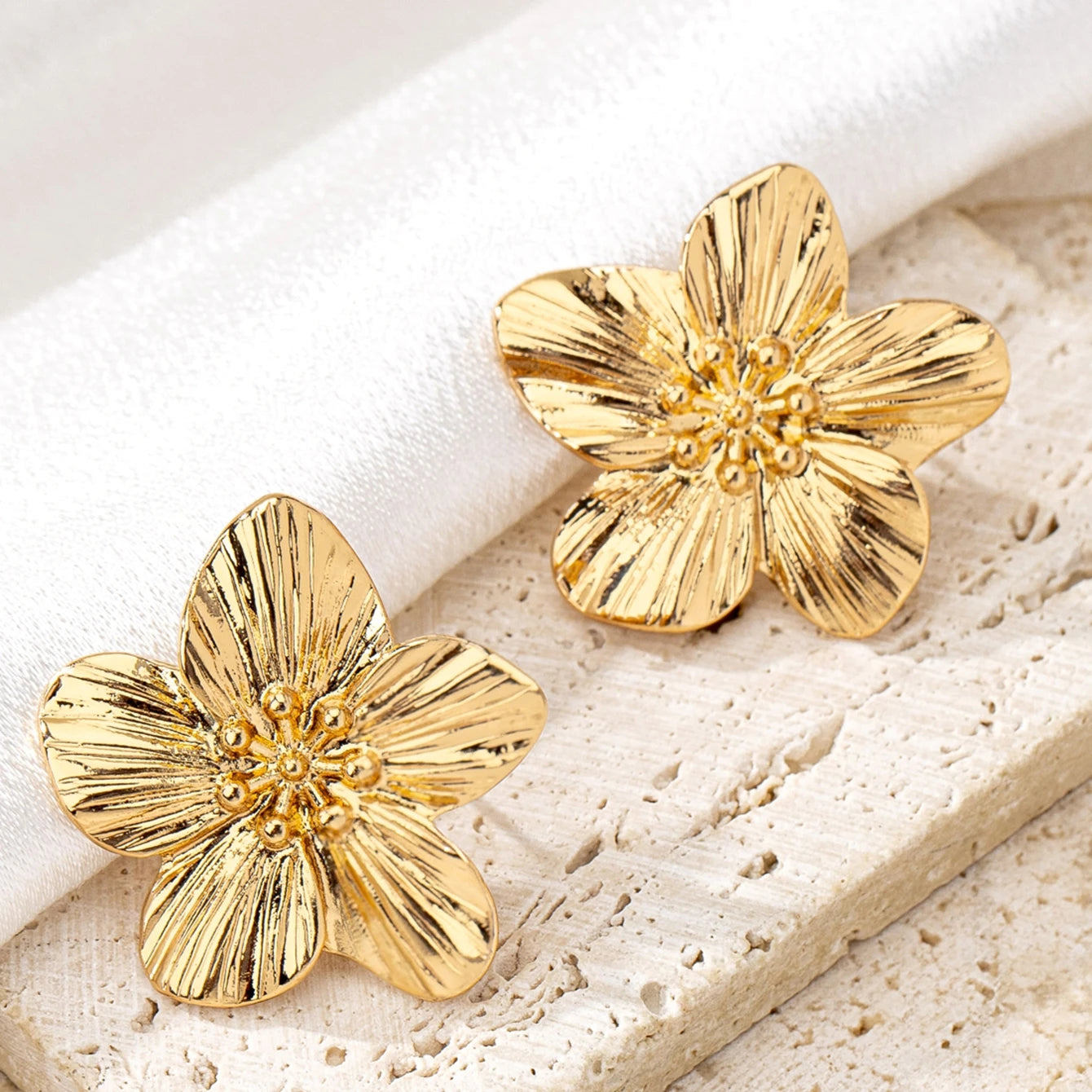 A Pair of Women's Flower Stud Earrings, Simple and Stylish Earrings Suitable for Daily Wear and Vacation Wear