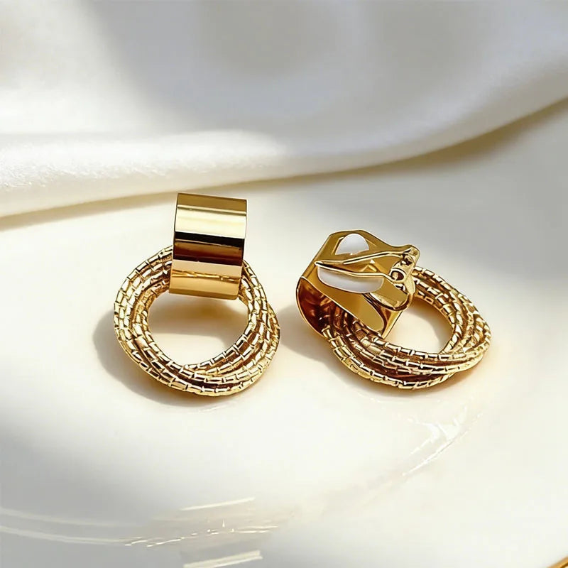 2026 Trendy Gold Crisscross Wide Hoop Clip-On Earrings for Non-Pierced Ears Minimalist Chunky C-Shaped Luxury Statement Jewelry